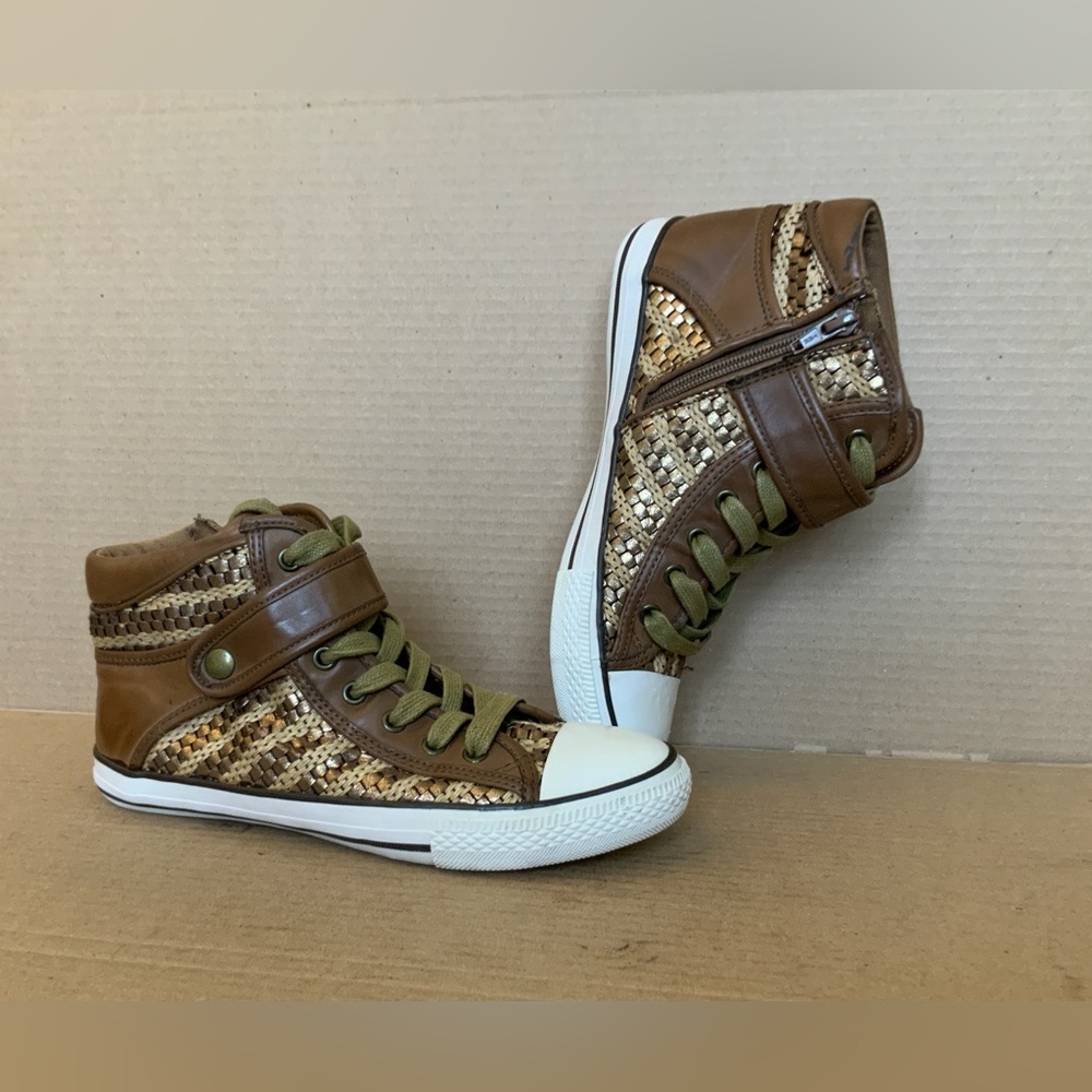 METTALIC LUXURY LOOK, ZIPPERED HI TOP SNEAKER.